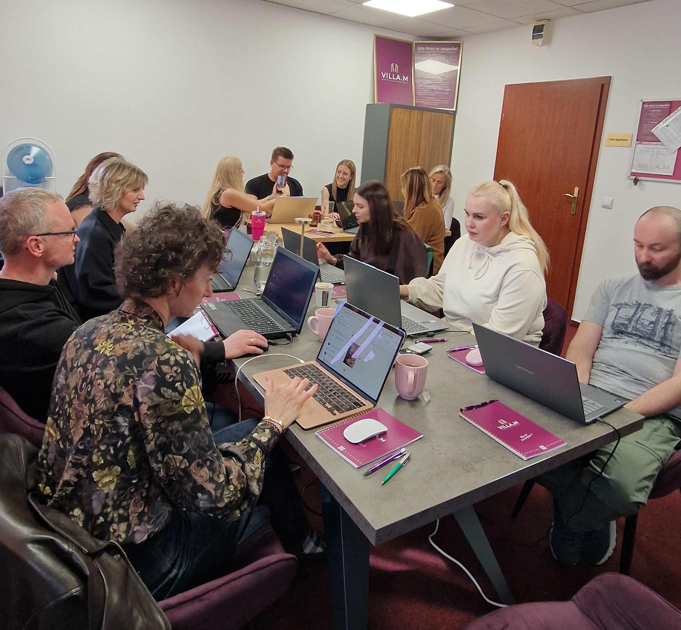 Uczestnicy szkolenia AI Villa.M przy pracy